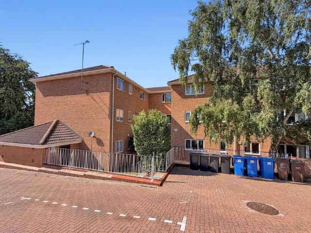 Flat for sale in Parkwood, Gillingham