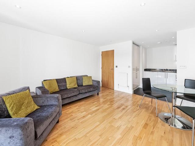 Flat for sale in Greenwich Town Centre, Greater London