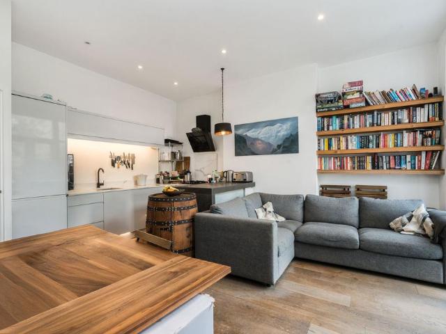 Flat for sale in Cricklewood, Greater London