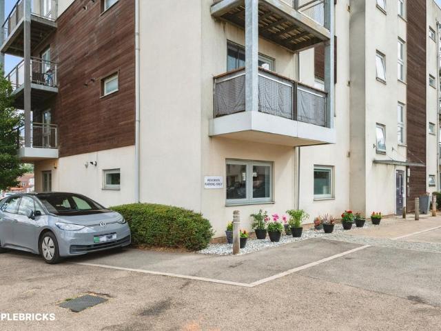 Flat for sale in Monks Orchard, Kent