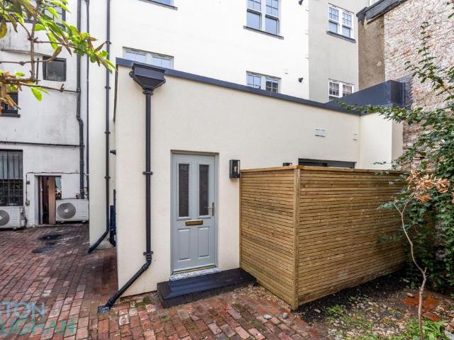 Flat for sale in Queen's Park, Brighton & Hove
