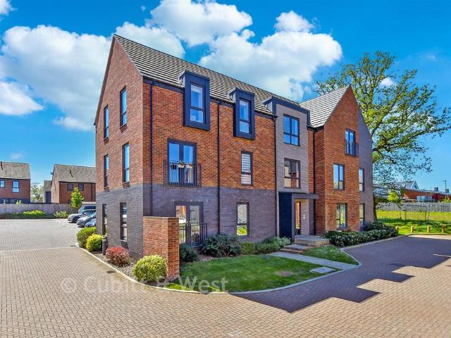 Flat for sale in Slaugham, Perryfields
