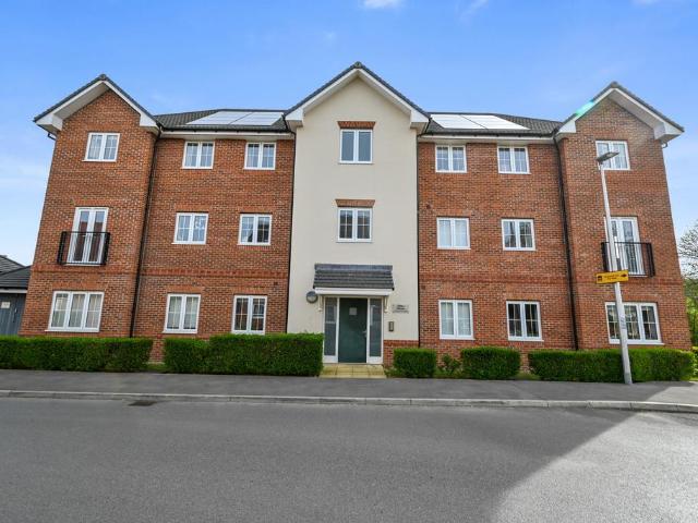 Flat for sale in Finchampstead