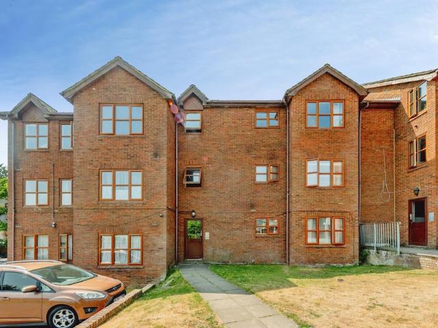Flat for sale in Red Hill, Surrey