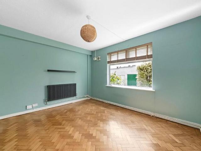 Flat for sale in London Borough of Lewisham, Forest Hill
