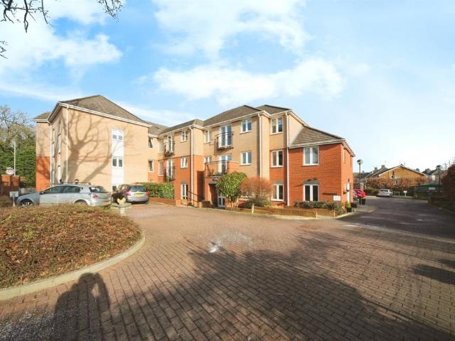 Flat for sale in Spring Park, Luton