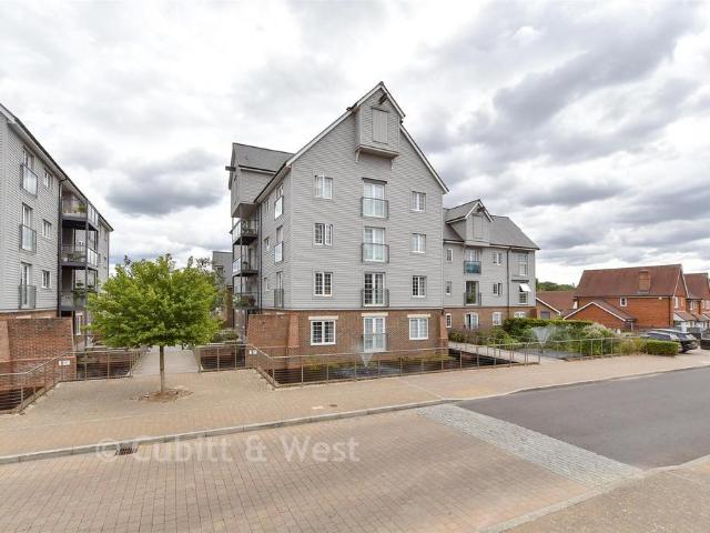 Flat for sale in Wickhurst Green, Horsham