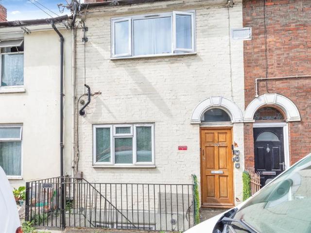 Flat for sale in Luton, Chatham