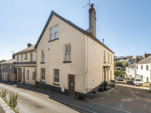 Flat for sale in Strode, Devon