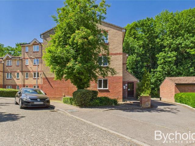Flat for sale in Sudbury, Chelmondiston