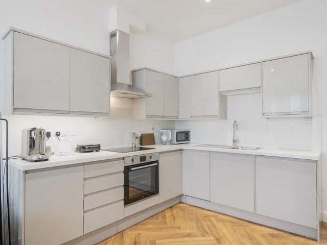 Flat for sale in Stroud Green, Greater London