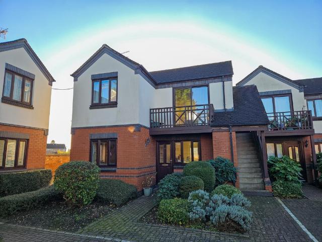 Flat for sale in Green Close, Warwickshire