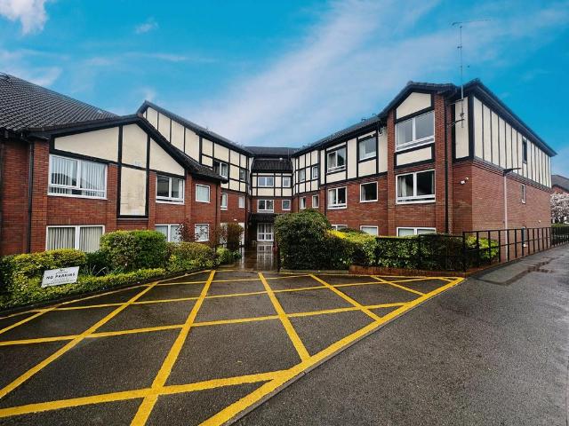 Flat for sale in Goldthorn Hill, West Midlands