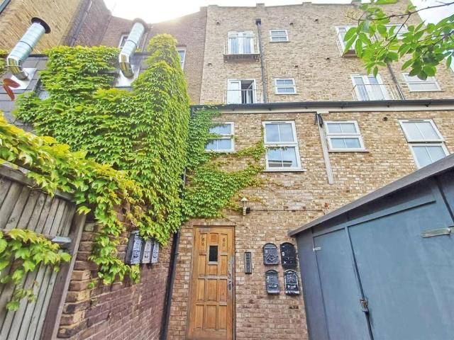 Flat for sale in Clapham Junction, Greater London