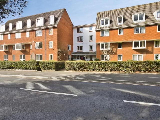 Flat for sale in Yeovil, Somerset