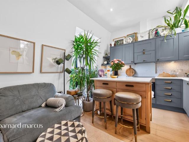 Flat for sale in Wandsworth, Greater London