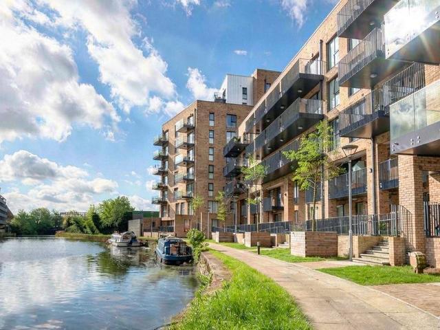 Flat for sale in Bromley-by-Bow, Greater London