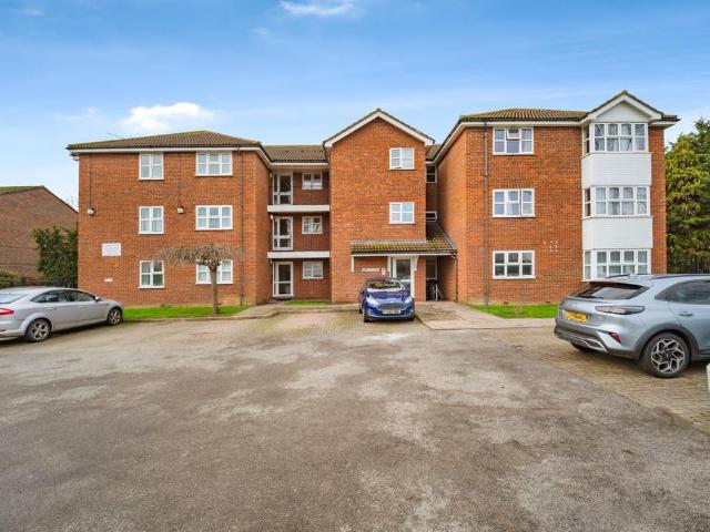 Flat for sale in London Borough of Ealing, Greenford