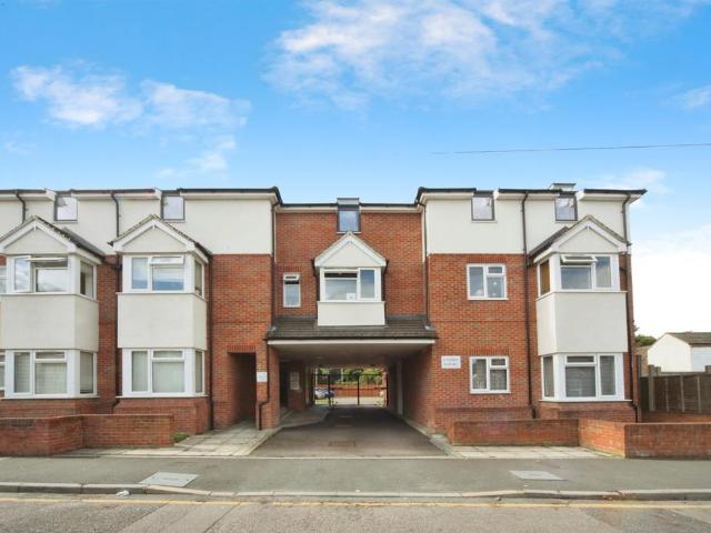 Flat for sale in Spring Park, Luton