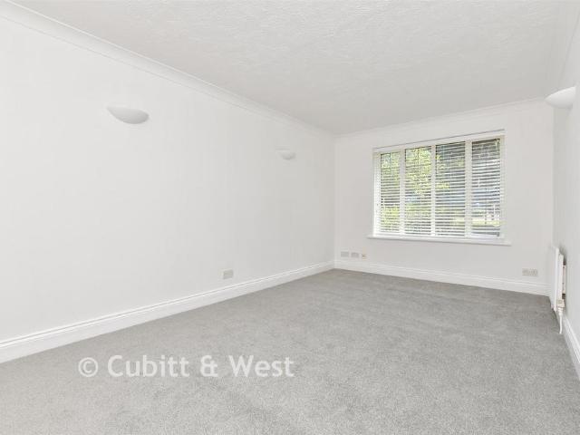Flat for sale in Carshalton Beeches, Greater London