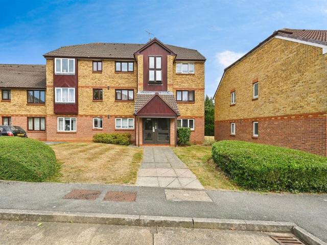 Flat for sale in Kingswood, North Watford