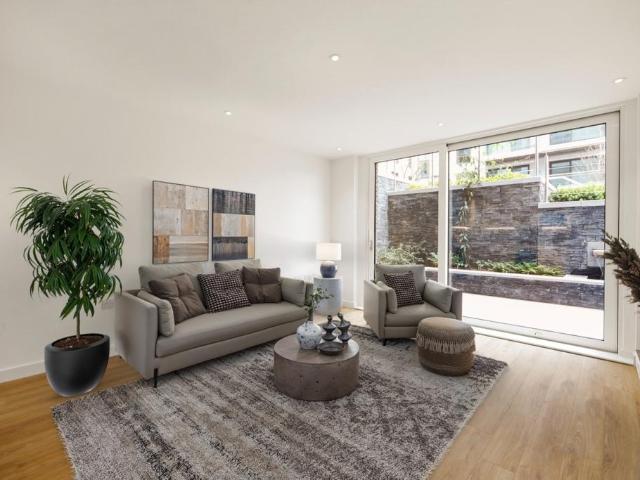 Flat for sale in Woodberry Down, Stamford Hill