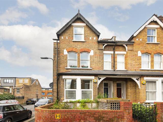 Flat for sale in London Borough of Ealing, Park Royal