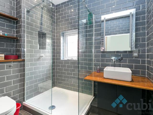 Flat for sale in London Borough of Southwark, Greater London