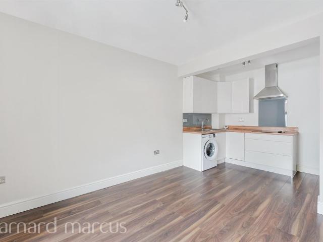 Flat for sale in Red Hill, Surrey