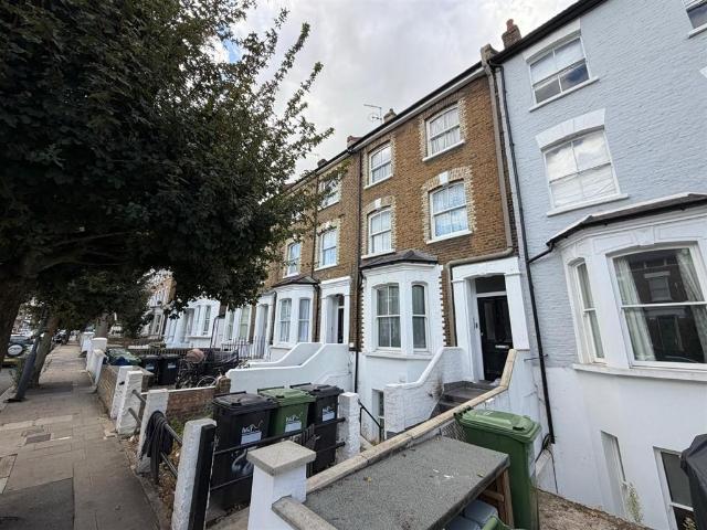 Flat for sale in Shepherd's Bush, Greater London