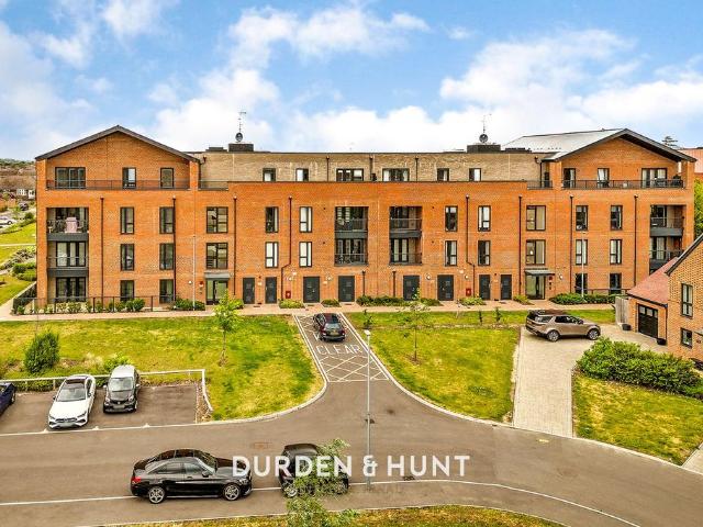 Flat for sale in Elm Park, Greater London