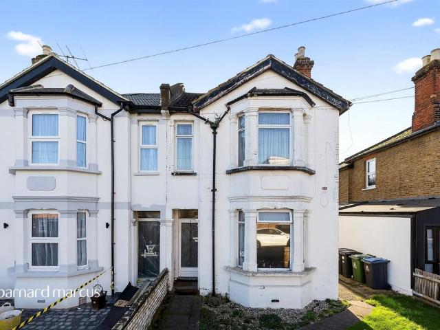 Flat for sale in New Malden, Greater London