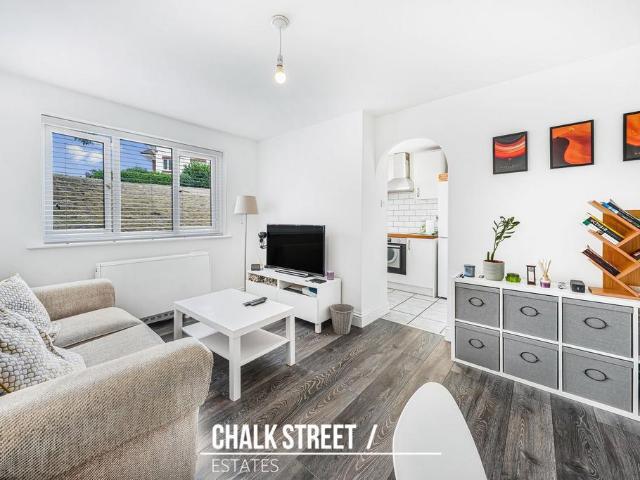 Flat for sale in Hornchurch, Greater London