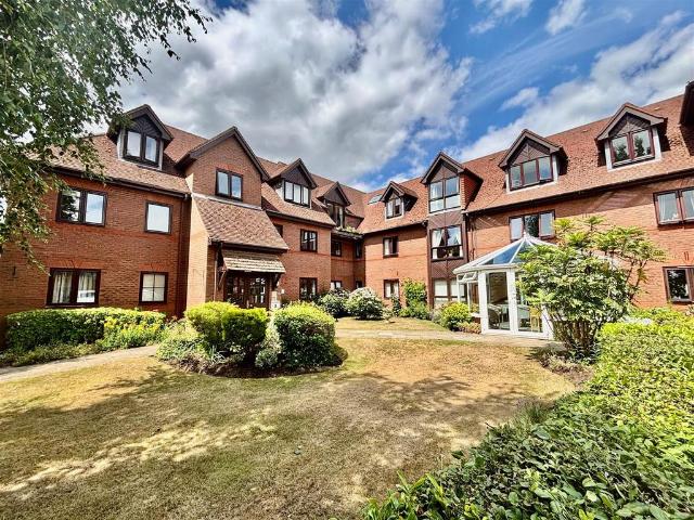 Flat for sale in Heol-las, Surrey