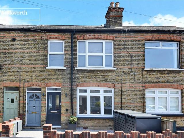 Flat for sale in Worcester Park, Greater London