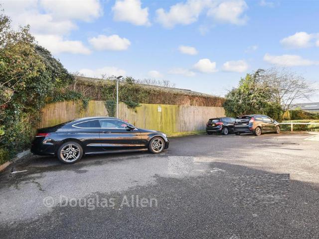 Flat for sale in Shotgate, Essex