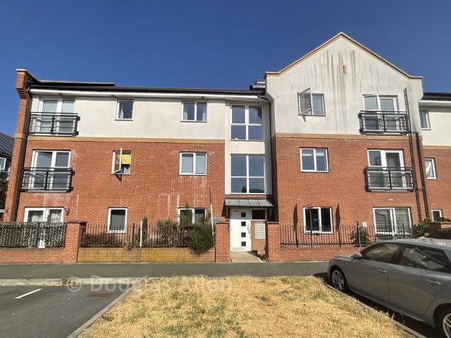 Flat for sale in Steeple View, Essex