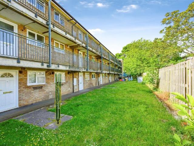 Flat for sale in Grovehill, Pouchen End