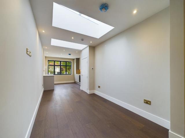 Flat for sale in Brondesbury, Greater London