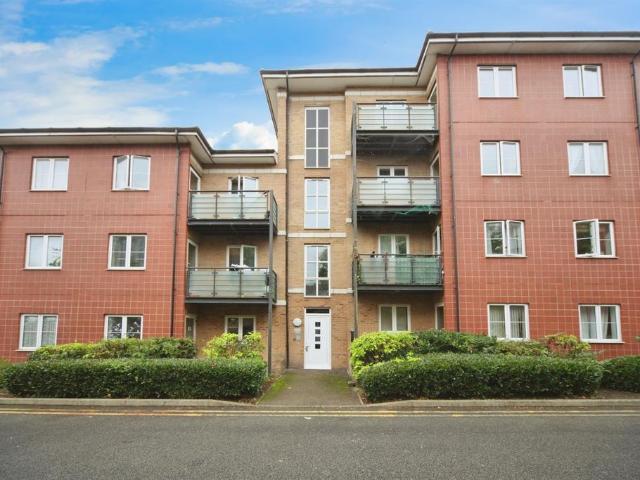 Flat for sale in Dunstable, Bedfordshire
