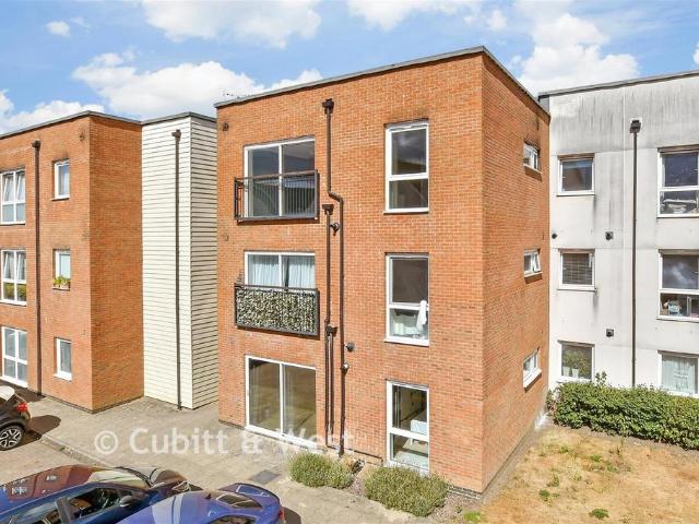 Flat for sale in Red Hill, Surrey