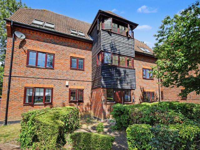Flat for sale in Noak Hill, Essex
