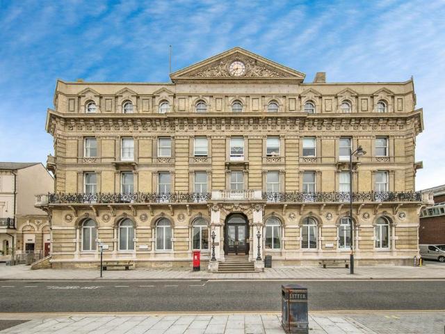Flat for sale in Dale Hill, Essex