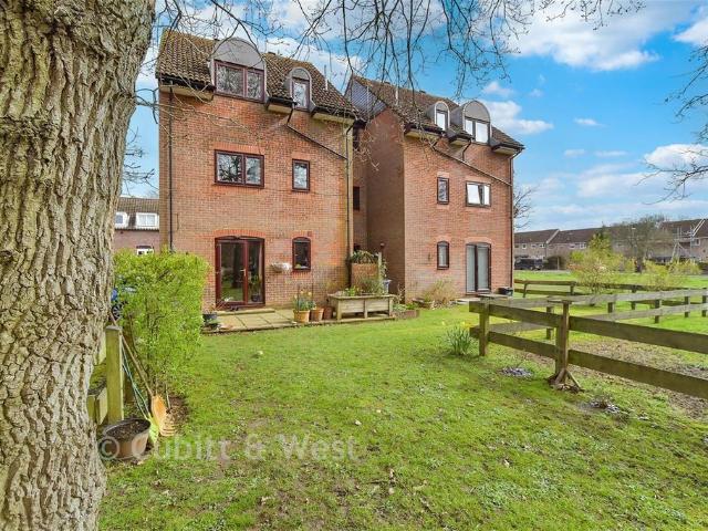 Flat for sale in Fole, Surrey