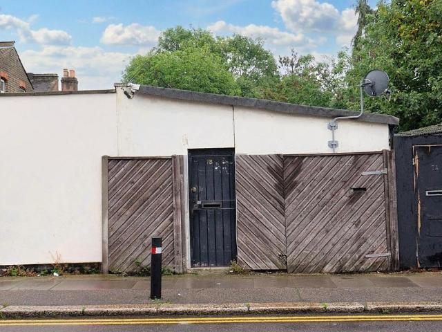 Flat for sale in London Borough of Redbridge, Greater London