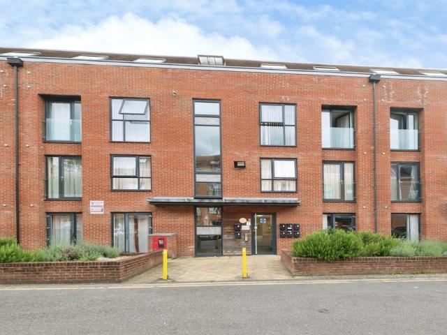 Flat for sale in Buckingham, Buckinghamshire