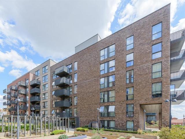 Flat for sale in Barnehurst, Greater London