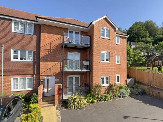 Flat for sale in Catteshall, Fole