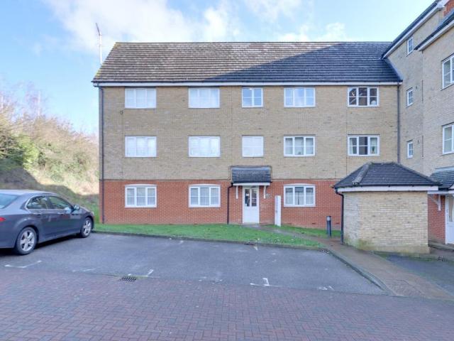 Flat for sale in Purfleet, Essex