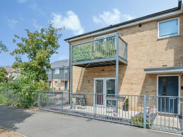 Flat for sale in Rainham, Greater London